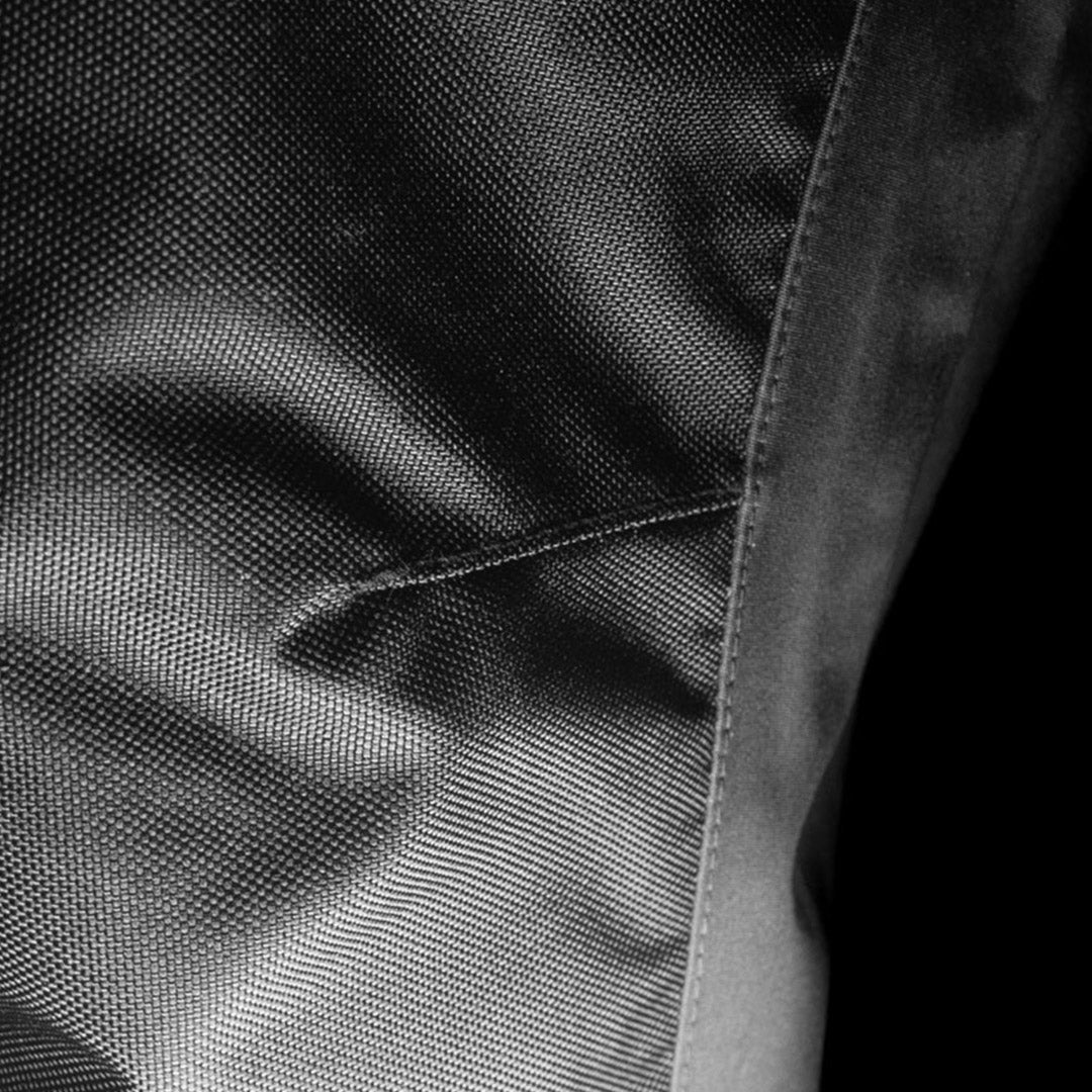 Pantalon Hiptech Pant Aquadesign, détail tissu imperméable technique avec effet déperlant