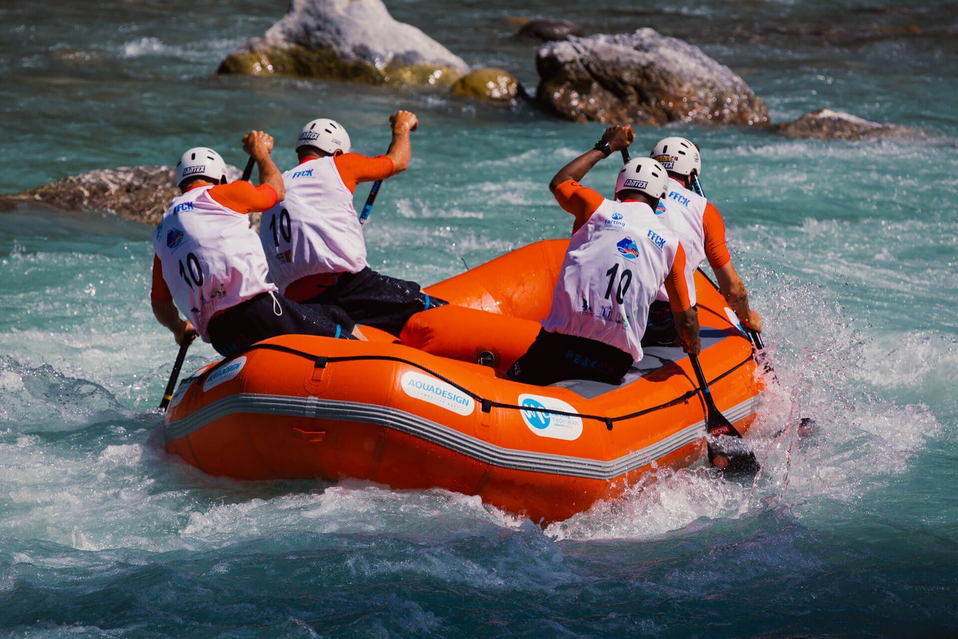 Photo du raft compétition en situation durant les Championnat du monde de raft 2021. Rafteur entrain de pagayer