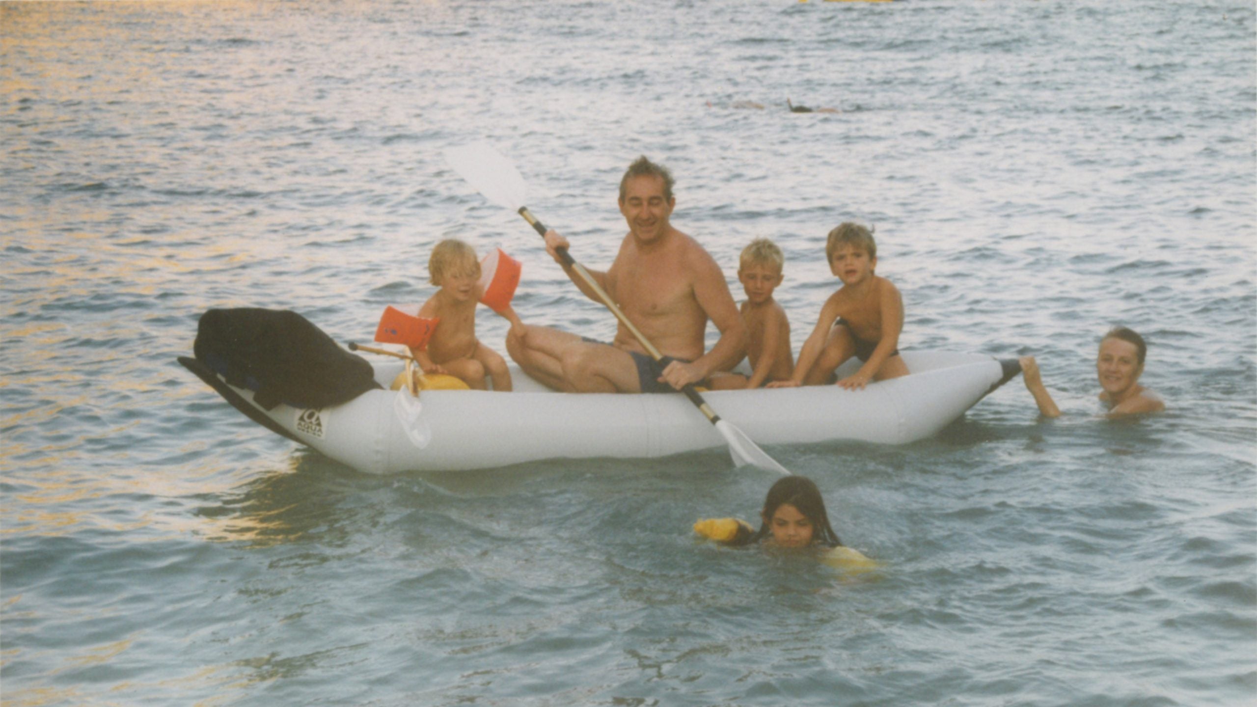 Photo de Terry et Inge avec leurs enfants, et ceux de leur amis, lors d'une journée à la plage avec un canoe Aquadesigtn