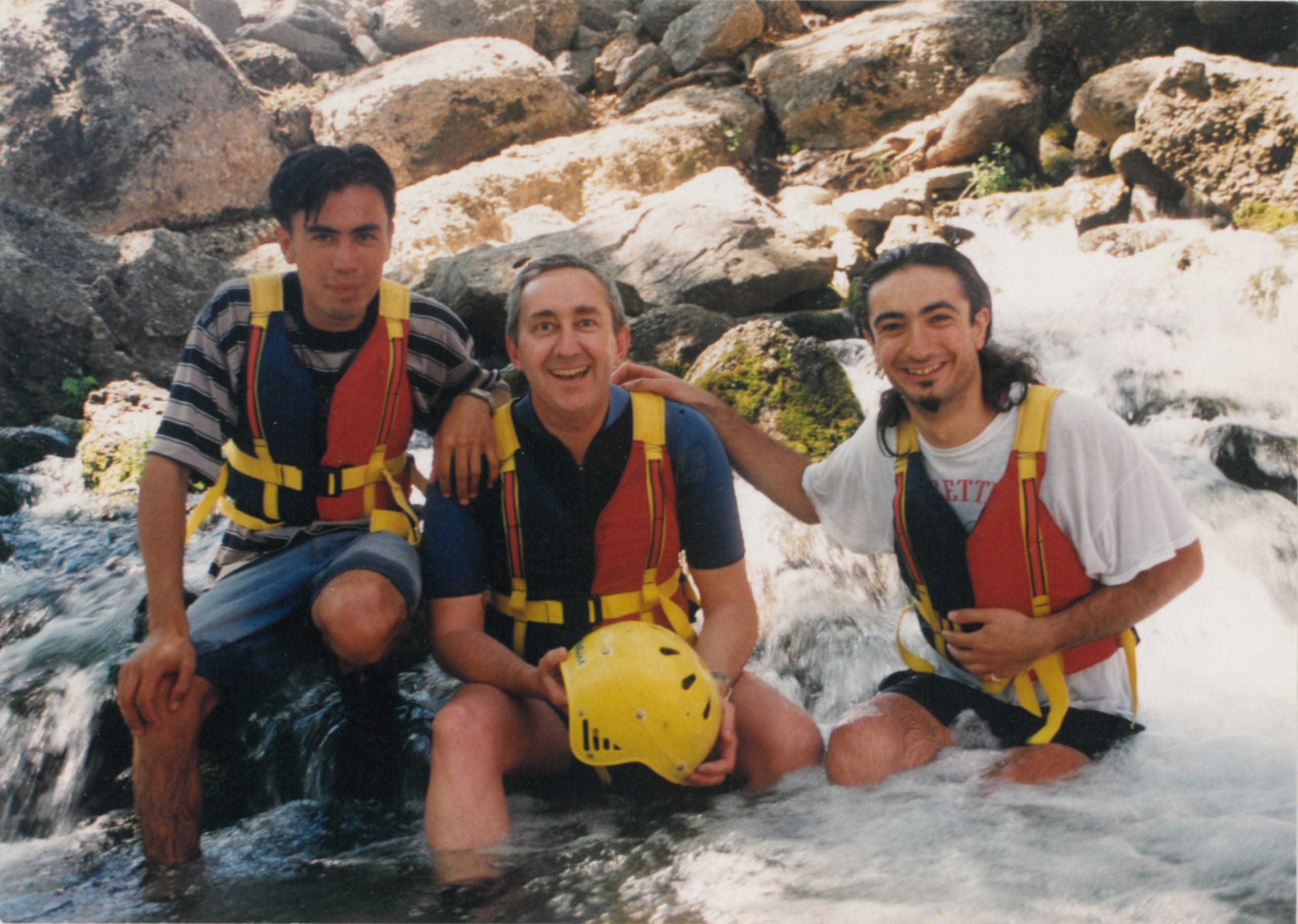Image de Terry Barbier, fondateur de la marque Aquadesign en rivière avec ses amis et clients, lors des premières années de la marque