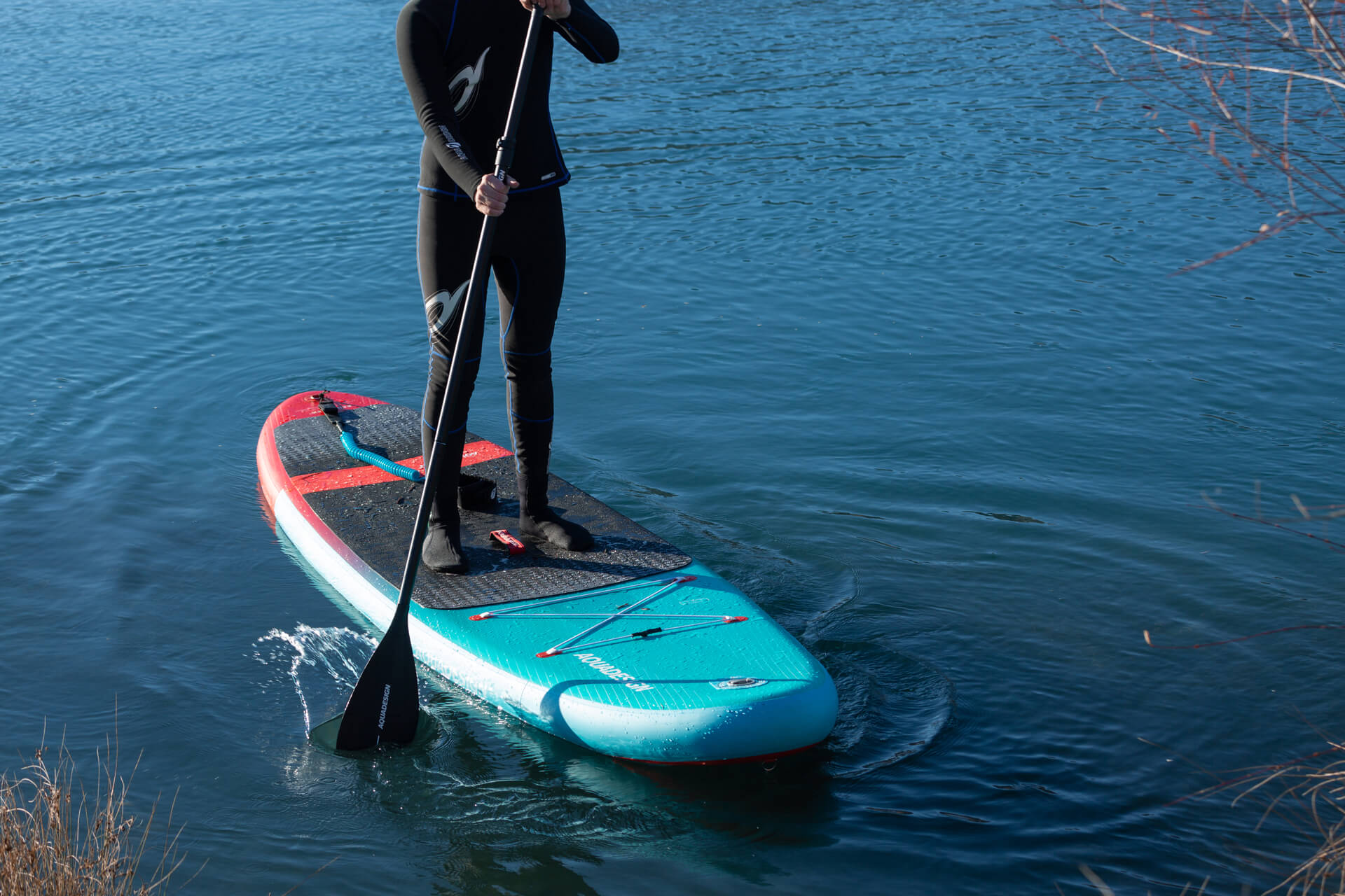 Photo en situation du Paddle SUP Fusion Kendo 10'6 vue de plongée sur la planche