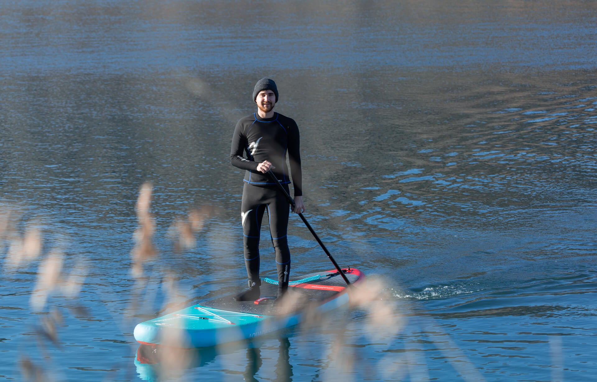 Photo en situation du Paddle SUP Fusion Kendo 10'6 sur lac à l'automne/hiver, car le Paddle c'est toute l'année