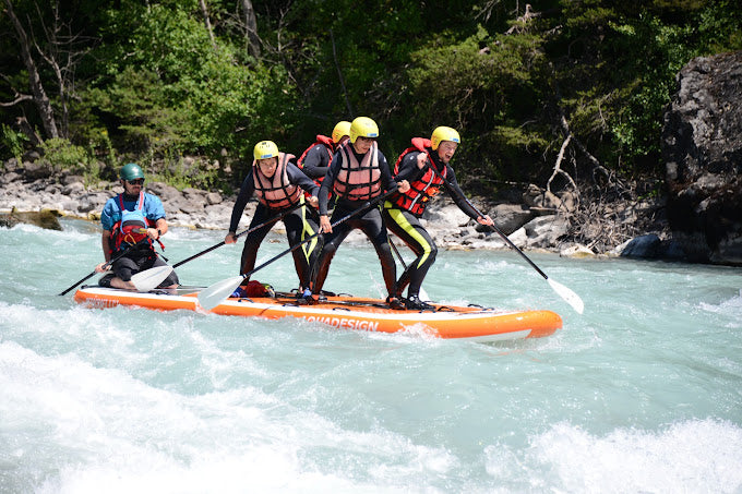 Megacraft Orange en situation sur une rivière, 5 personnes