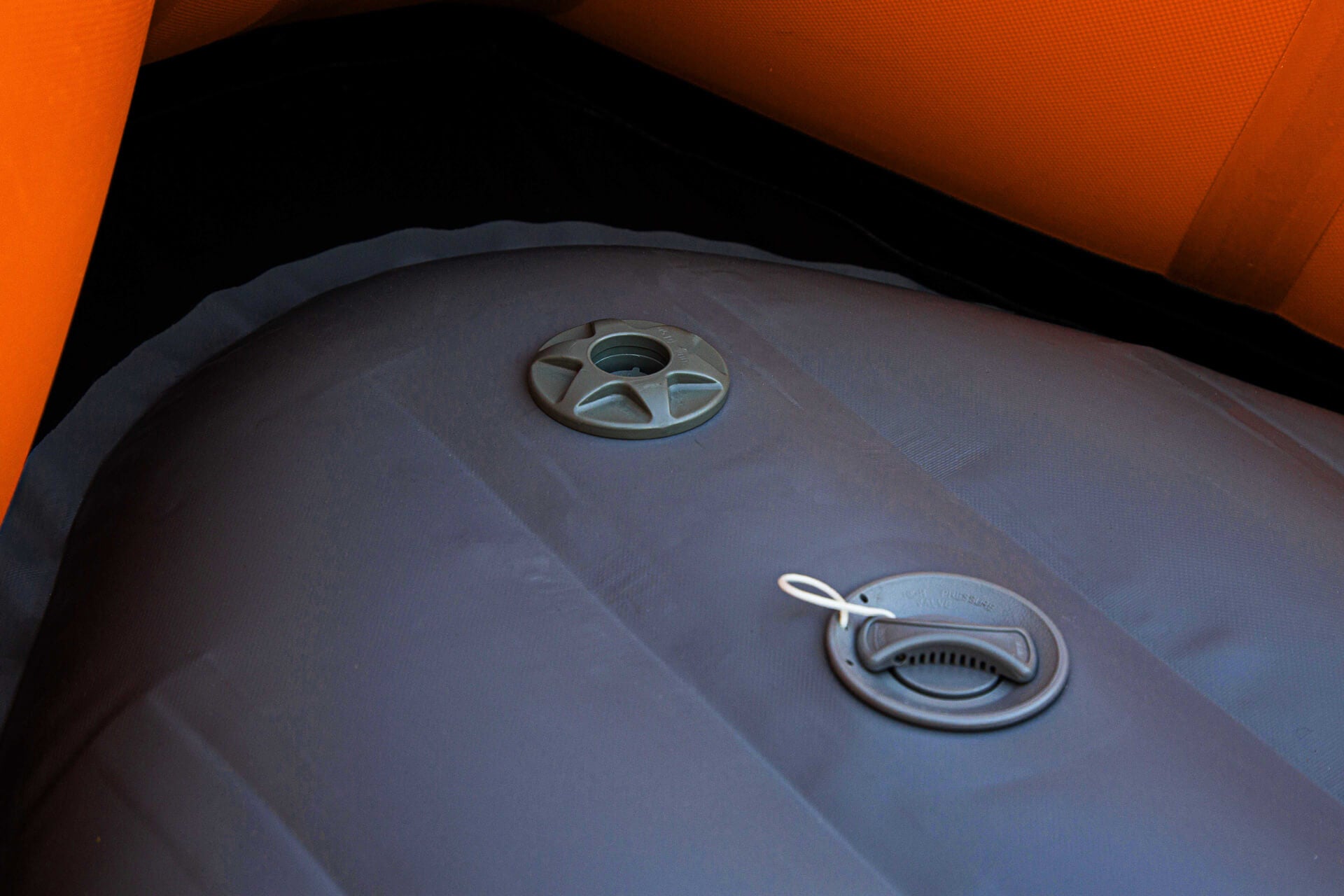 Valve de gonflage et de surpression, sur le fond a ailette du raft compétition, photo de détail