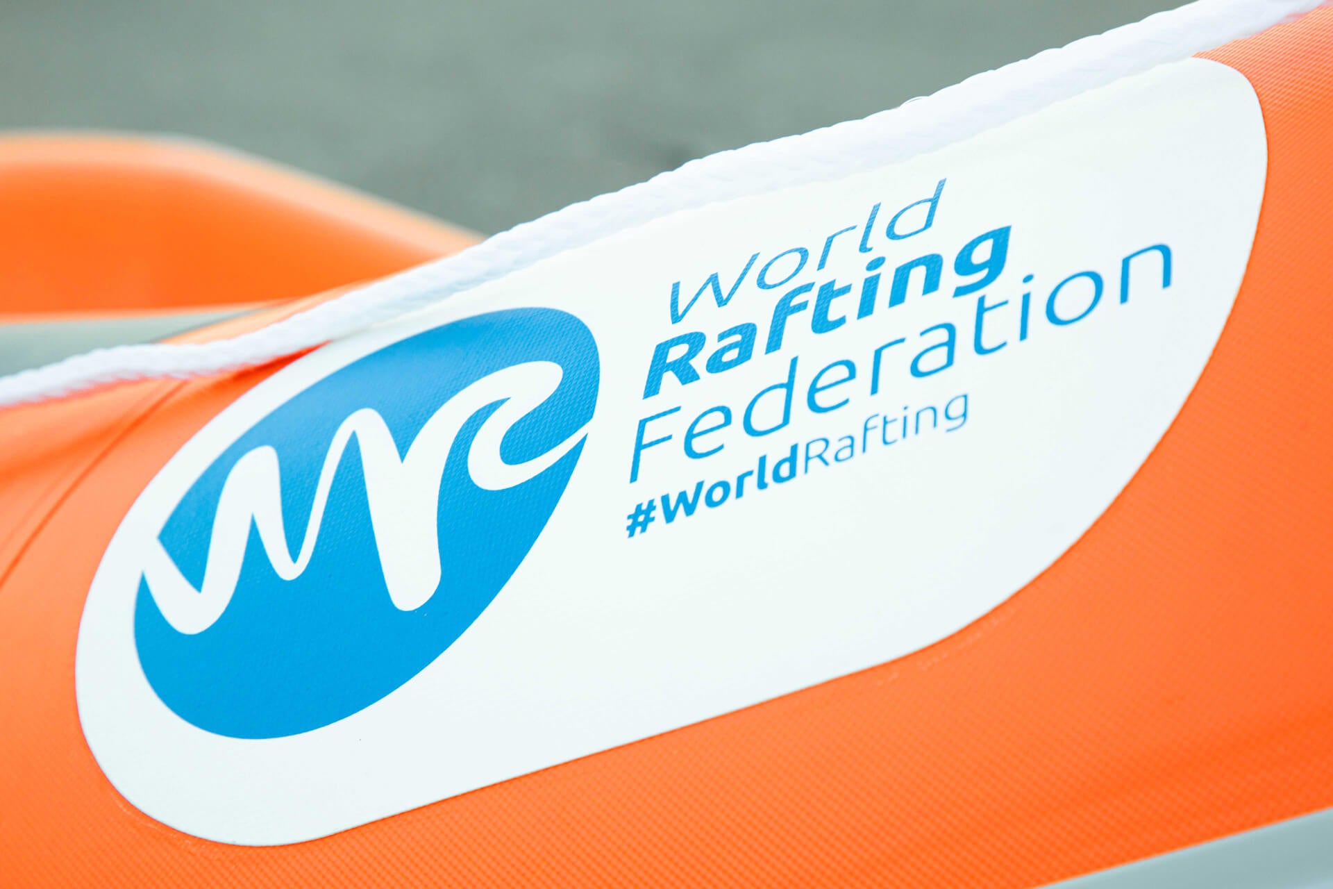 Logo de la World Rafting Federation sur un raft compétition, photo de détail