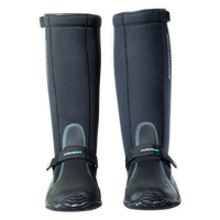 Paire bottes néoprène Hydroboot 5mm noires vue de face, logo blanc, semelle crantée épaisse, Aquadesign