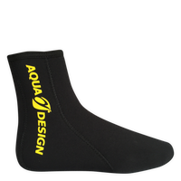Chaussettes néoprène Norma 3,5mm noires vue 3/4, logo Aquadesign jaune sur fond blanc