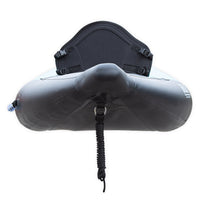 Vue poupe Koloa 360 kayak gonflable Aquadesign, aileron central profile et corde amarrage noire