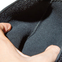 Détail doublure polaire intérieure des manchons kayak Manok noirs Aquadesign