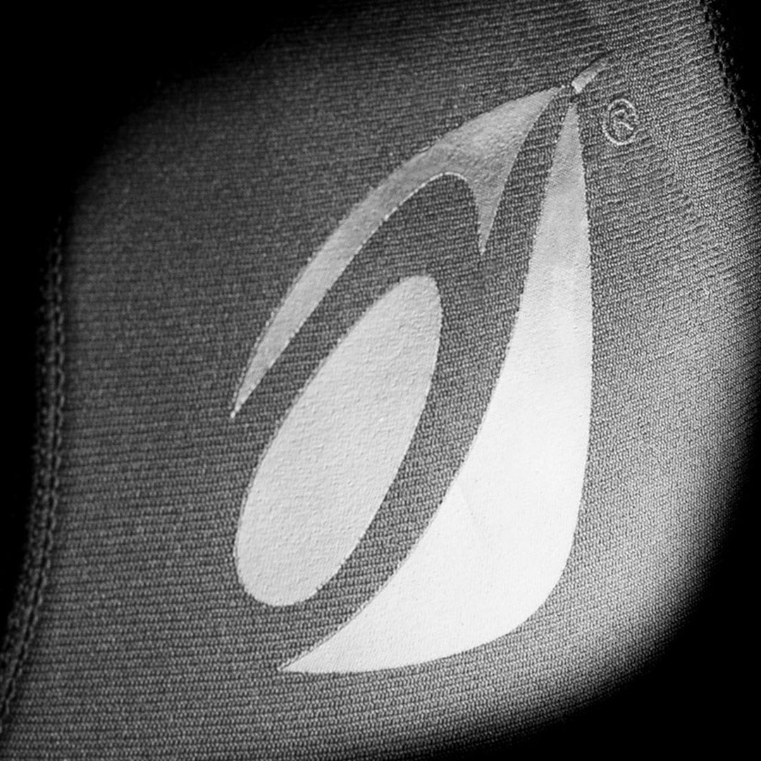 Pantalon Hiptech Pant Aquadesign, détail logo Aquadesign imprimé en relief sur néoprène noir