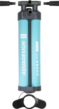 Pompe Suprafit turquoise avec clamp de fixation kayak noir, vue de face compacte Aquadesign
