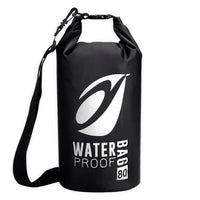 Sac étanche Koa 80L noir, vue 3/4 face avec bandoulière — Aquadesign