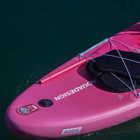 Détail de la proue du SUP gonflable Orya 10' rose Aquadesign sur l'eau, siège kayak et valve visibles