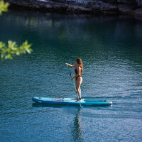 Deux femmes pagayant en mode kayak sur SUP Selka Aquadesign, l'une rose et l'autre bleu, rivière vue de haut
